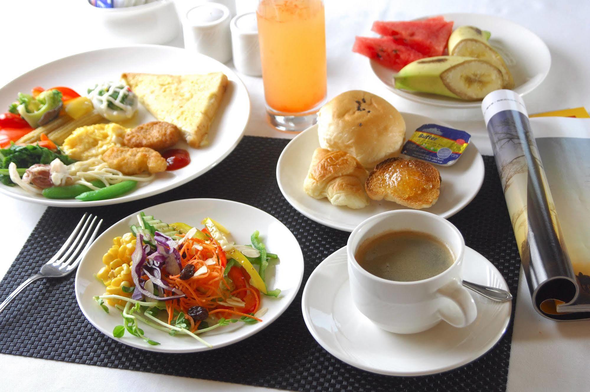 Academy Hotel Tainan Bagian luar foto