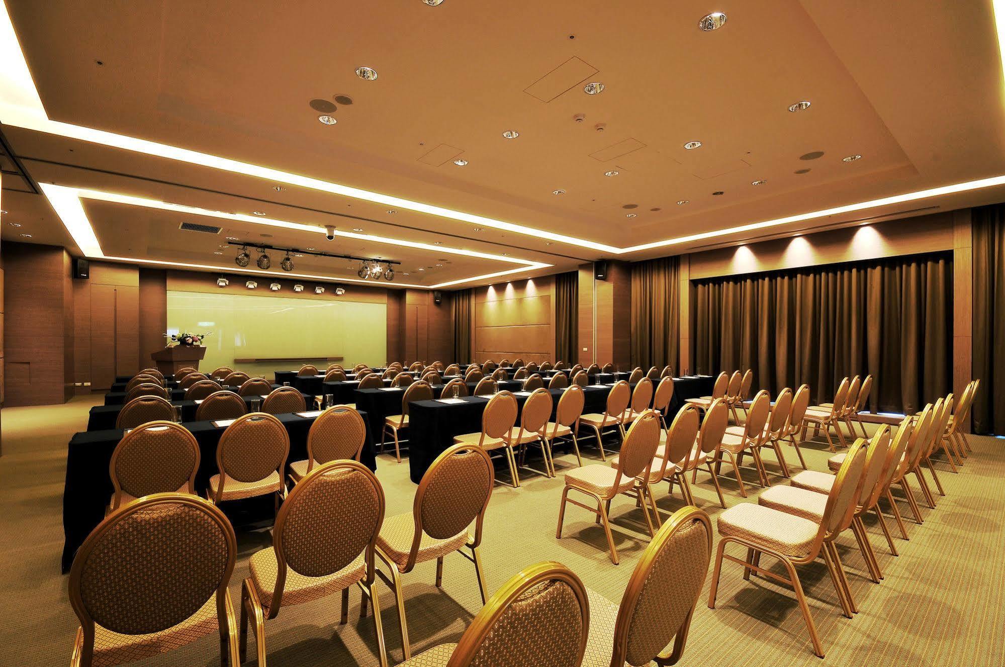 Academy Hotel Tainan Bagian luar foto
