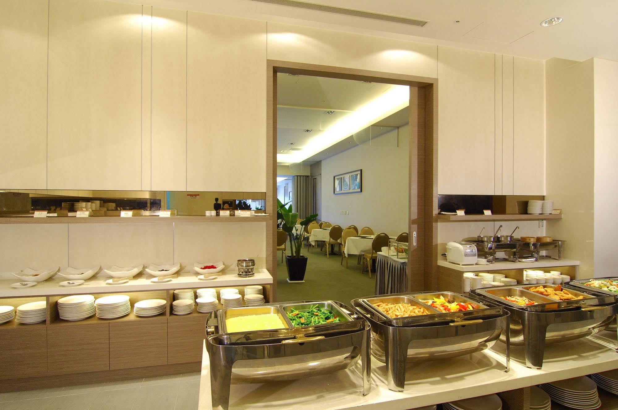 Academy Hotel Tainan Bagian luar foto