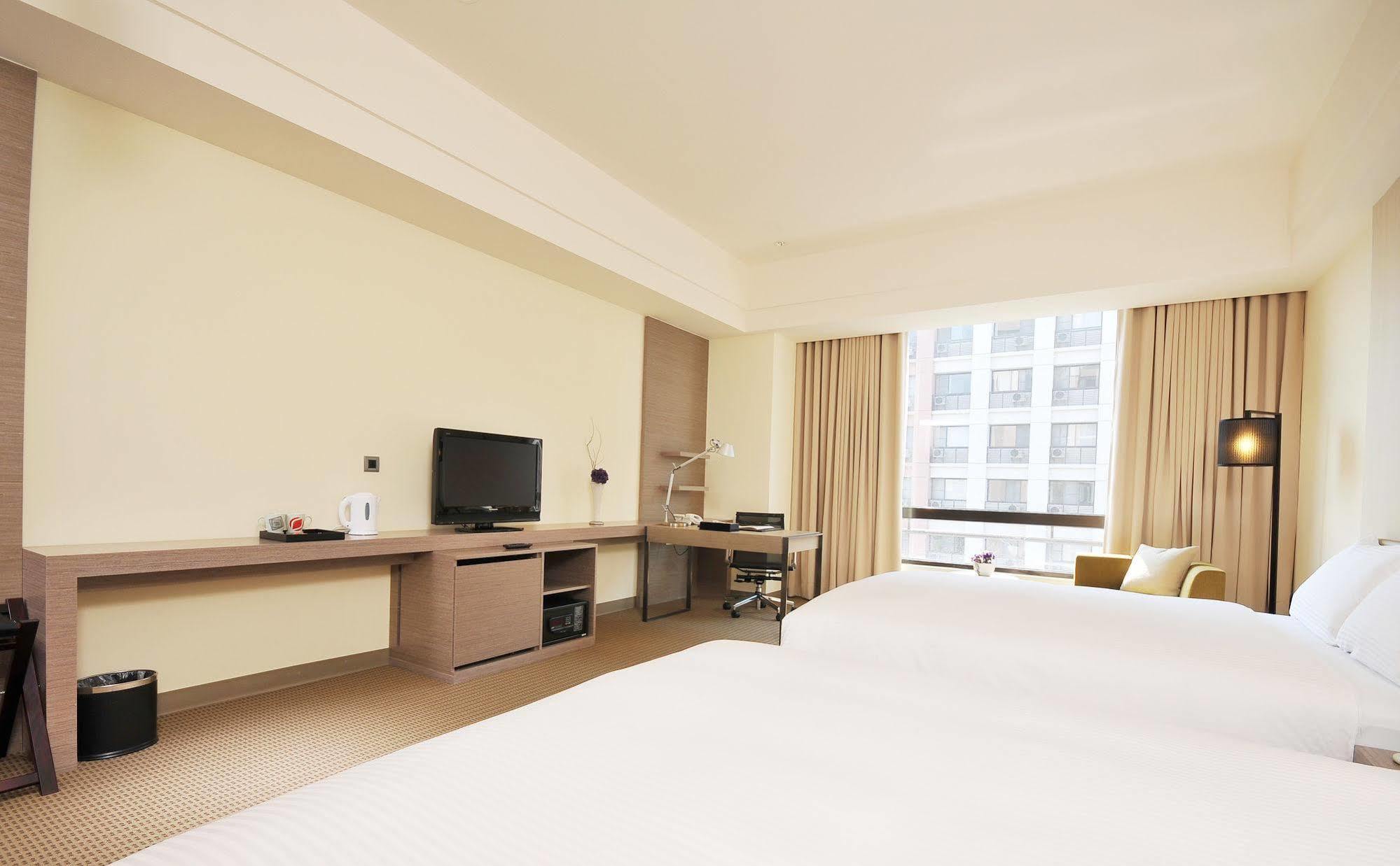 Academy Hotel Tainan Bagian luar foto