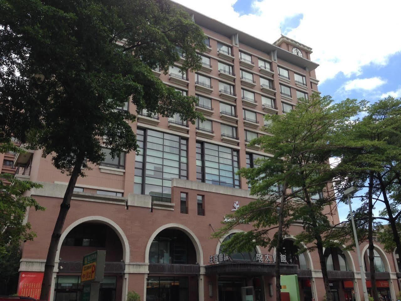Academy Hotel Tainan Bagian luar foto
