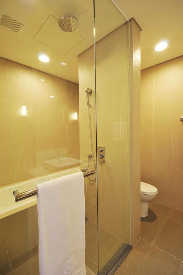 Academy Hotel Tainan Bagian luar foto