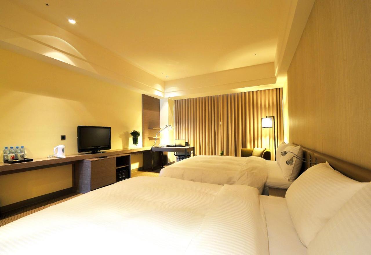 Academy Hotel Tainan Bagian luar foto