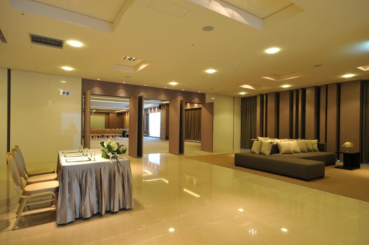 Academy Hotel Tainan Bagian luar foto